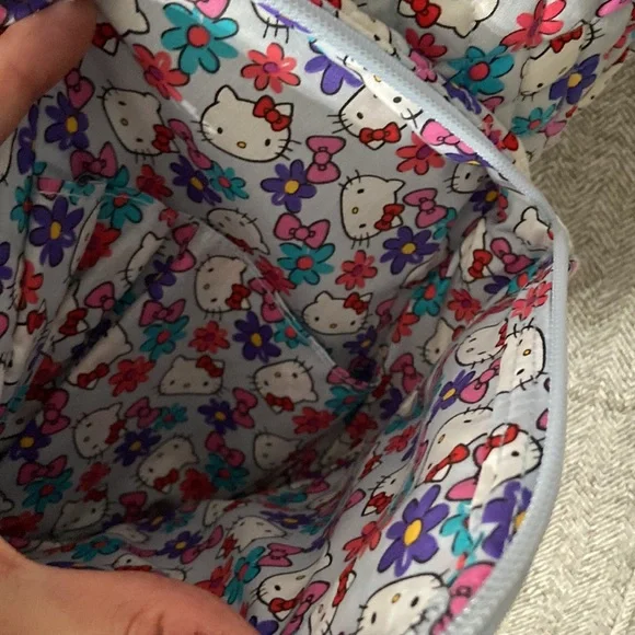 🎀 NWT Vera Bradley x Hello Kitty 🎀 Limited Edition Sling Backpack - Picture 9 of 9